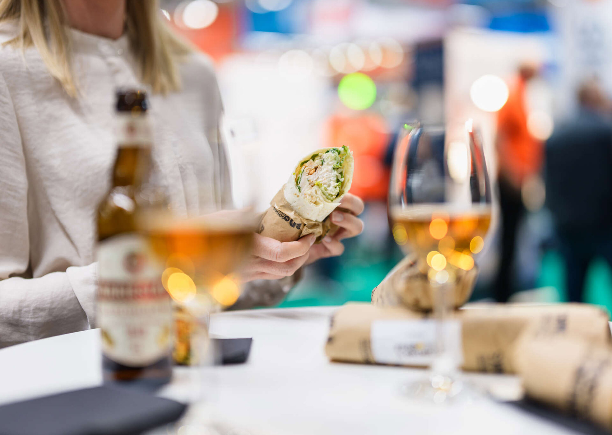 Måltid med wrap och dryck i mässmiljö.